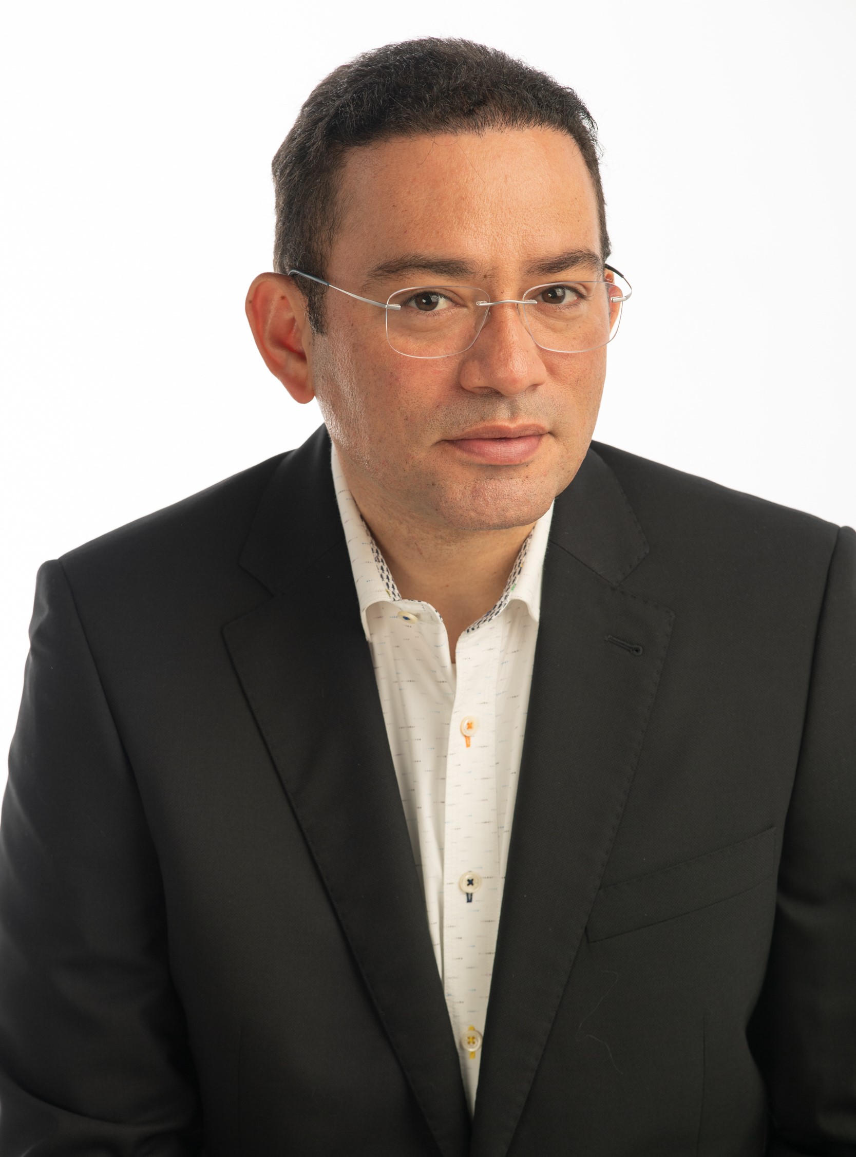 Avidel Villarreal con saco negro.